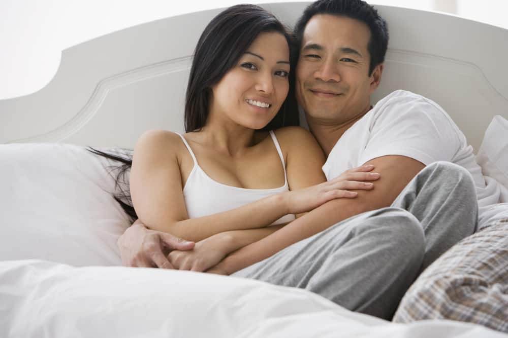Экстренная пара. Азиаты в кровати. Азиатские мужчины и женщины. Филиппинки в постели. Азиаты в постели.