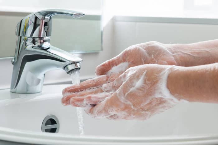 мити руки після з туалету