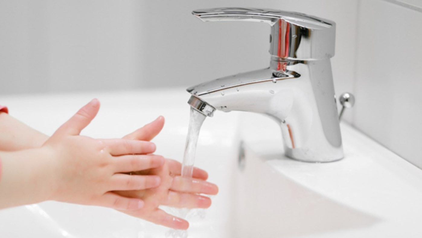 мити руки проточною водою