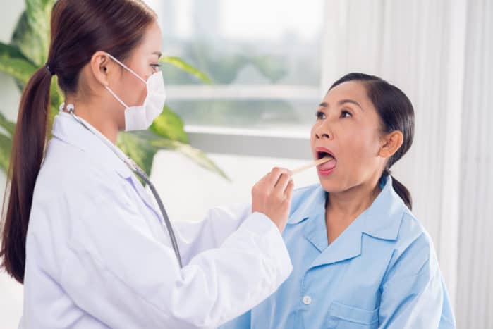 Біль у горлі при ковтанні може бути симптомом одінофагії