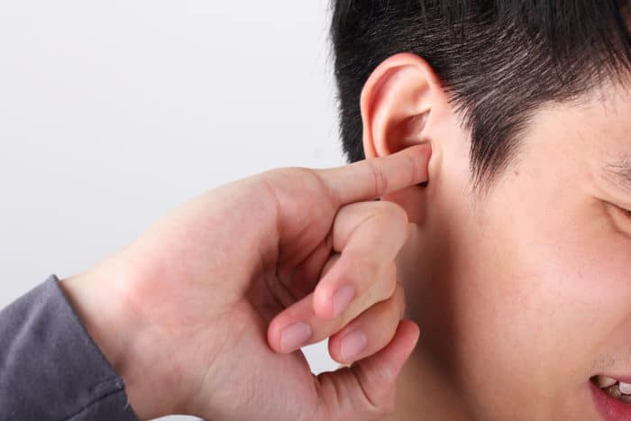 як чистити вуха