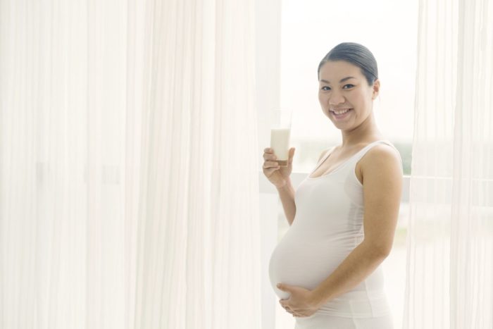 вагітні жінки п'ють молоко
