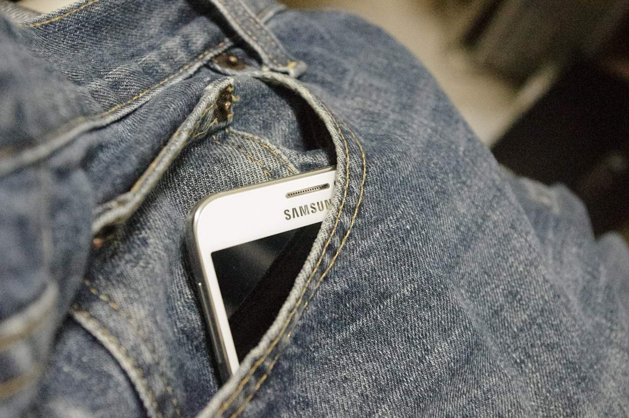 випромінювання мобільного телефону в кишені штанів