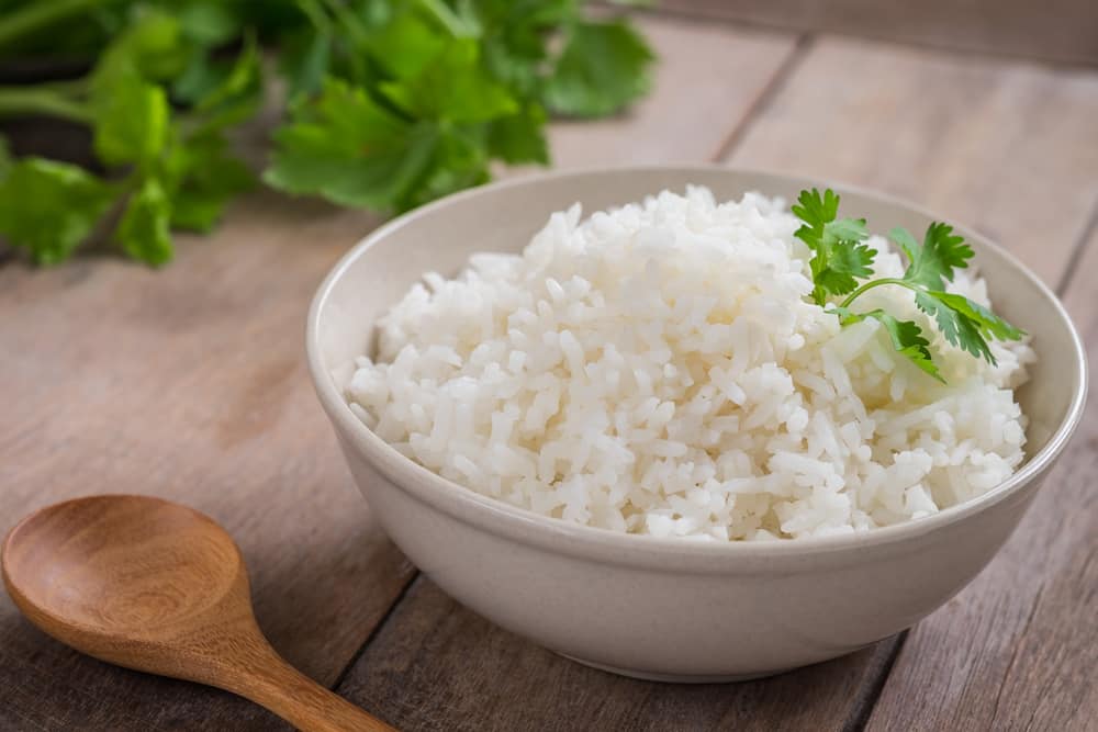 їдять білий рис