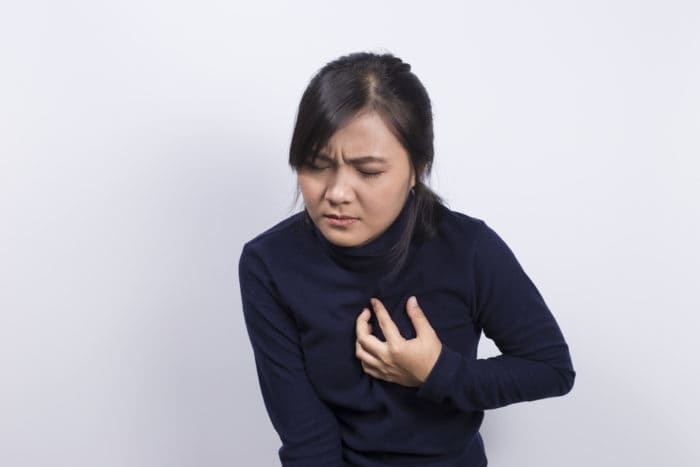 біль у грудях, характерний для хвороби серця