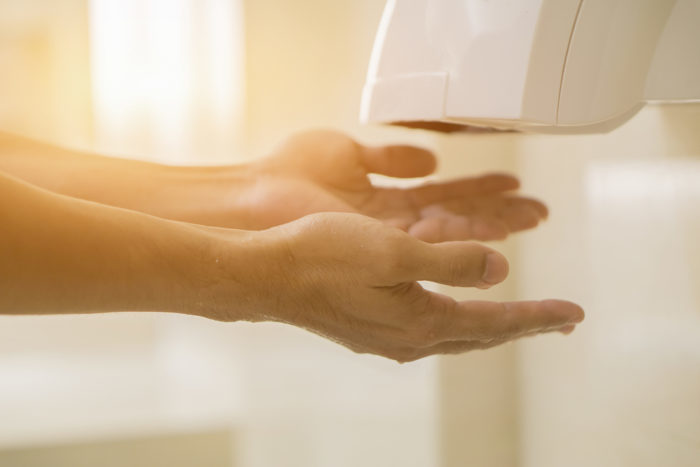 Сушіння рук за допомогою сушильної машини замість розповсюдження більше мікробів