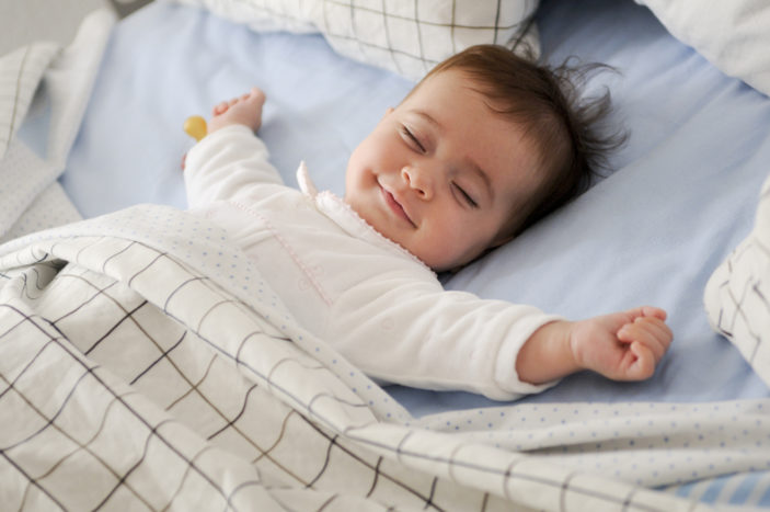 дитина посміхається під час сну
